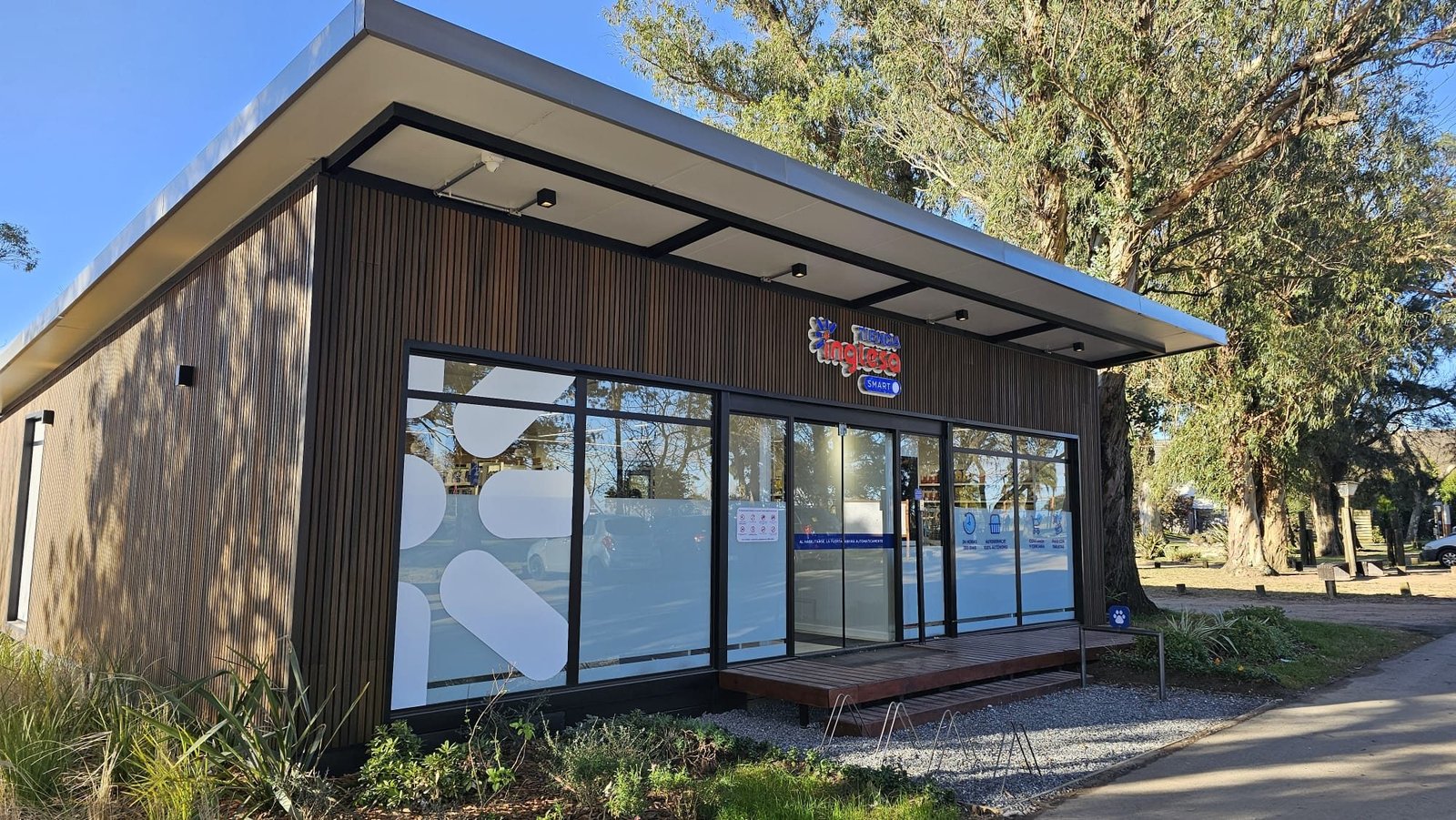 Local comercial Gofi revestido en madera